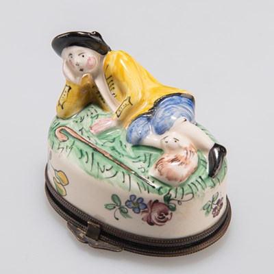 Lot 370 - A SAINT-CLOUD STYLE PORCELAIN SNUFF BOX