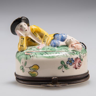Lot 370 - A SAINT-CLOUD STYLE PORCELAIN SNUFF BOX