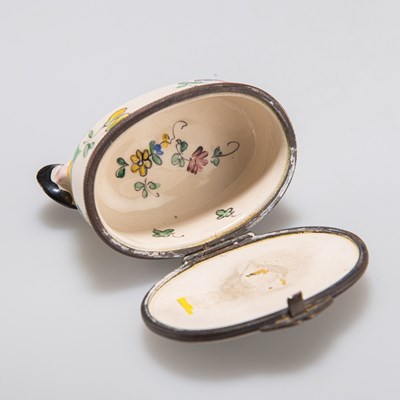 Lot 370 - A SAINT-CLOUD STYLE PORCELAIN SNUFF BOX