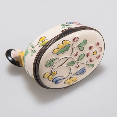 Lot 370 - A SAINT-CLOUD STYLE PORCELAIN SNUFF BOX