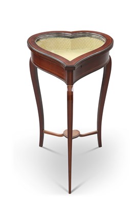 Lot 682 - AN EDWARDIAN INLAID MAHOGANY HEART-SHAPED BIJOUTERIE TABLE