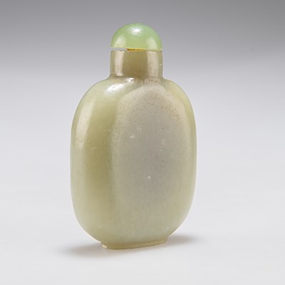 Lot 268 - A CHINESE JADE SNUFF BOTTLE