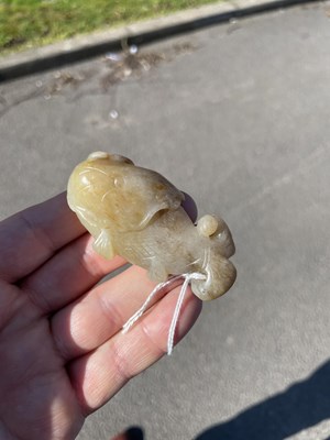 Lot 282 - A CHINESE JADE FISH PENDANT