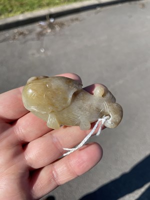 Lot 282 - A CHINESE JADE FISH PENDANT