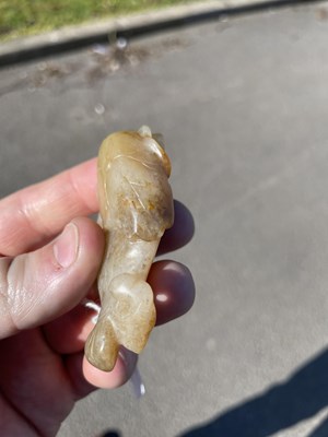 Lot 282 - A CHINESE JADE FISH PENDANT