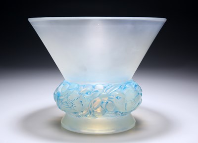 Lot 34 - RENÉ LALIQUE (FRENCH, 1860-1945), A BLUE STAINED 'PINSONS' VASE