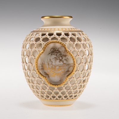 Lot 194 - AN EARLY 20TH CENTURY ROYAL WORCESTER DOUBLE WALLED RETICULATED VASE