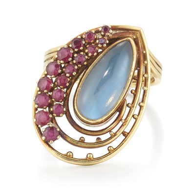 Lot 2096 - CLARE STREET - AN 18 CARAT GOLD MOONSTONE AND RUBY CLUSTER RING