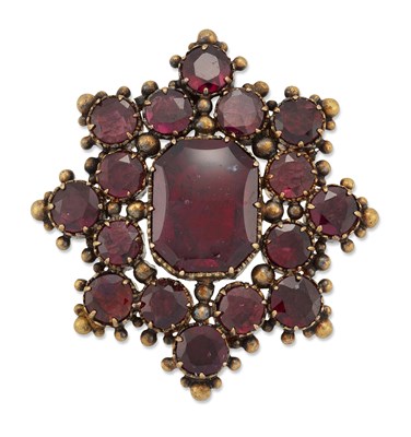 Lot 2319 - A MID-19TH CENTURY GARNET BROOCH