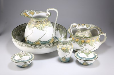 Lot 135 - A DOULTON BURSLEM ART NOUVEAU 'KELMSCOT' PATTERN TOILET SET