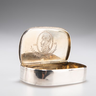 Lot 360 - A GEORGE III COMMEMORATIVE SILVER AND AGATE NELSON SNUFF BOX