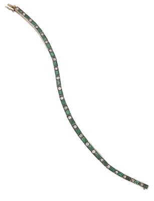 Lot 908 - AN EARLY 20TH CENTURY EMERALD AND DIAMOND BRACELET