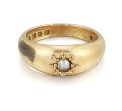 Lot 2266 - AN 18 CARAT GOLD PEARL RING