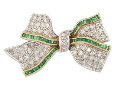 Lot 2432 - AN EMERALD AND DIAMOND BOW BROOCH