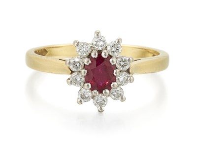 Lot 833 - AN 18 CARAT GOLD RUBY AND DIAMOND CLUSTER RING