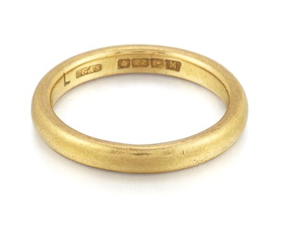 Lot 2174 - A 22 CARAT GOLD BAND RING