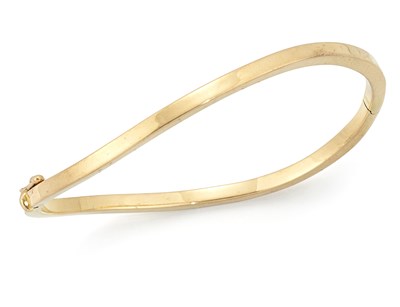 Lot 2050 - AN 18 CARAT GOLD BANGLE