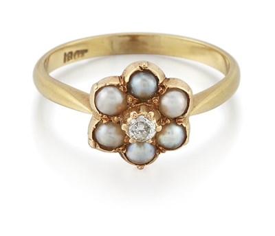 Lot 915 - AN EARLY 20TH CENTURY SPLIT PEARL AND DIAMOND CLUSTER RING