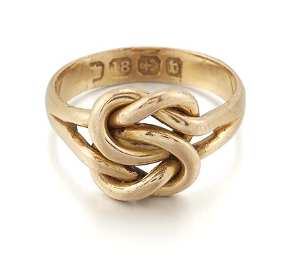 Lot 2211 - A VICTORIAN 18 CARAT GOLD LOVER'S KNOT RING