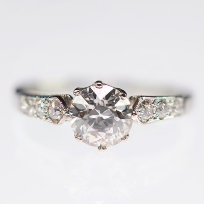 Lot 2417 - AN EARLY 20TH CENTURY SOLITAIRE OLD-CUT DIAMOND RING