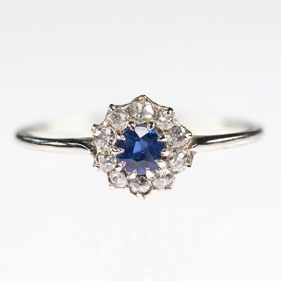 Lot 2419 - AN EARLY 20TH CENTURY SAPPHIRE AND DIAMOND CLUSTER RING