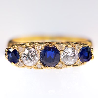 Lot 2455 - AN 18 CARAT GOLD SAPPHIRE AND DIAMOND RING