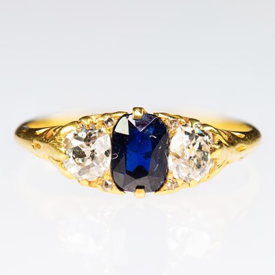 Lot 2170 - A LATE 19TH CENTURY SAPPHIRE AND DIAMOND THREE STONE RING