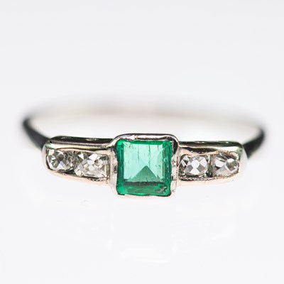 Lot 2225 - AN EARLY 20TH CENTURY EMERALD AND DIAMOND RING