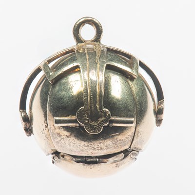 Lot 2087 - A MASONIC BALL PENDANT