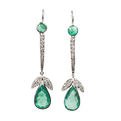 Lot 2249 - A PAIR OF EMERALD AND DIAMOND PENDANT EARRINGS