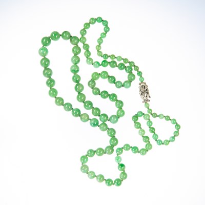 Lot 2133 - A JADE BEAD NECKLACE WITH A 9 CARAT WHITE GOLD DIAMOND-SET CLASP