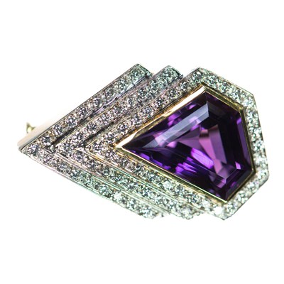 Lot 2234 - AN AMETHYST AND DIAMOND BROOCH