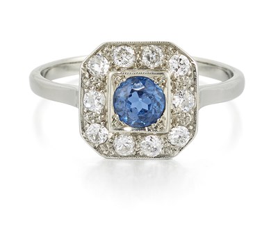 Lot 2352 - AN EARLY 20TH CENTURY SAPPHIRE AND DIAMOND CLUSTER RING