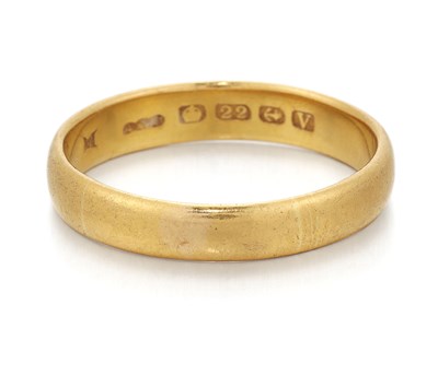 Lot 2063 - A 22 CARAT GOLD BAND RING