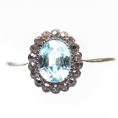 Lot 2009 - AN EARLY 20TH CENTURY AQUAMARINE AND DIAMOND CLUSTER RING