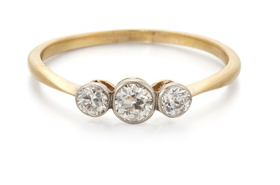 Lot 2202 - AN EARLY 20TH CENTURY DIAMOND THREE STONE RING