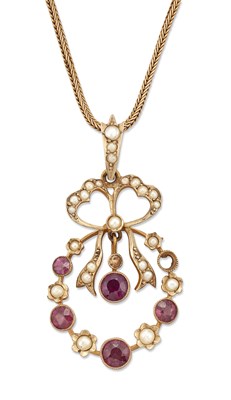 Lot 2145 - A LATE 19TH / EARLY 20TH CENTURY GARNET AND SEED PEARL PENDANT ON CHAIN