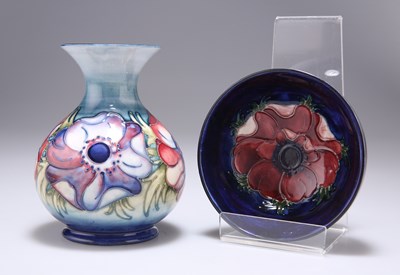 Lot 581 - A MOORCROFT 'ANEMONE' PATTERN POTTERY VASE AND BOWL