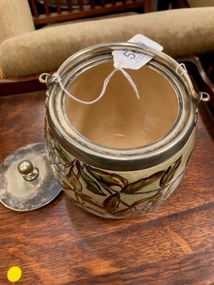 Lot 560 - A LINTHORPE EARTHENWARE POTTERY BISCUIT BARREL