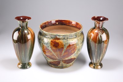 Lot 546 - A MIXED GROUP OF CERAMICS