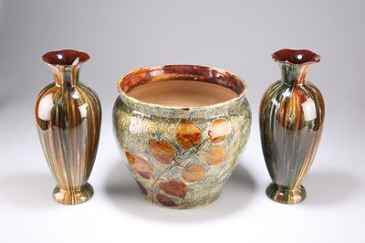 Lot 546 - A MIXED GROUP OF CERAMICS