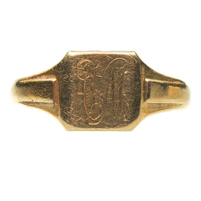 Lot 909 - AN 18 CARAT GOLD SIGNET RING