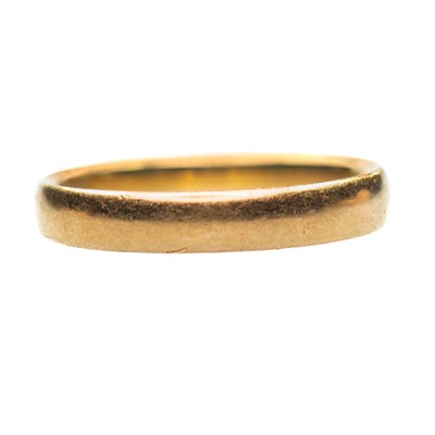 Lot 810 - A 22 CARAT GOLD BAND RING