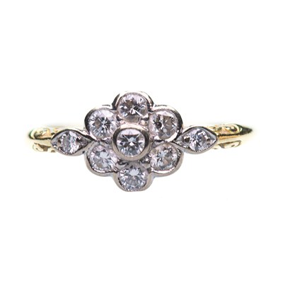 Lot 870 - AN 18 CARAT GOLD DIAMOND CLUSTER RING