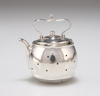 Lot 40 - AN AMERICAN STERLING SILVER NOVELTY TEA INFUSER