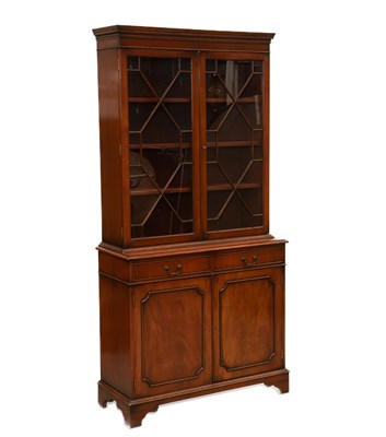 Lot 1311 - A GEORGIAN STYLE MAHOGANY BOOKCASE CABINET