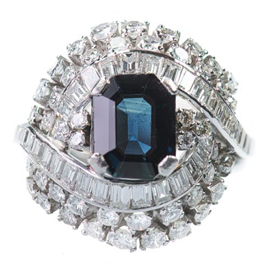 Lot 564 - A SAPPHIRE AND DIAMOND CLUSTER RING