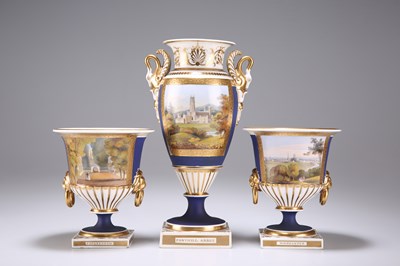 Lot 557 - A CHAMBERLAIN'S WORCESTER GARNITURE OF THREE VASES