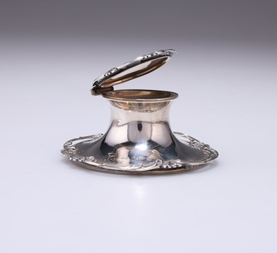 Lot 192 - AN EDWARDIAN SILVER SMALL INKWELL