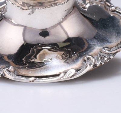 Lot 192 - AN EDWARDIAN SILVER SMALL INKWELL